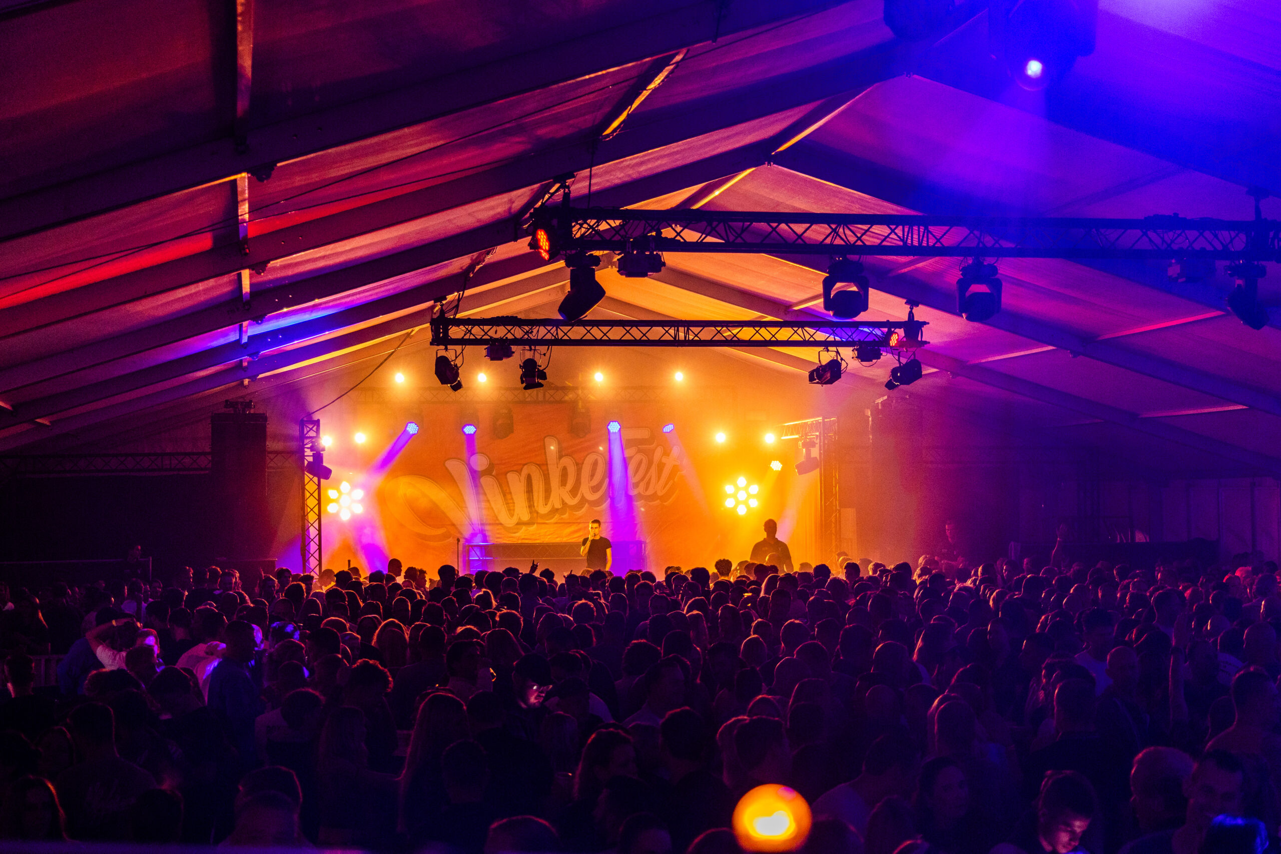 Volle feesttent tijdens Vinkefest